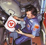 В Музее Н.К. Рериха космонавт А.Н. Баландин подпишет филателистам новые конверты